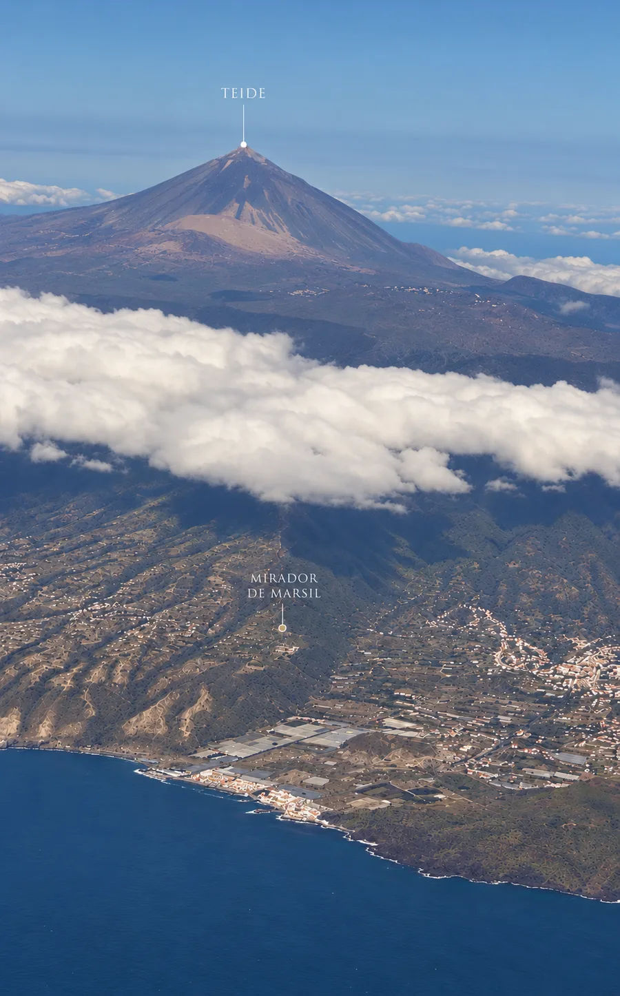 Luftbild der Ostküste Teneriffas mit dem Teide oben und der markierten Lage des Mirador de Marsil am Hang über der Küste