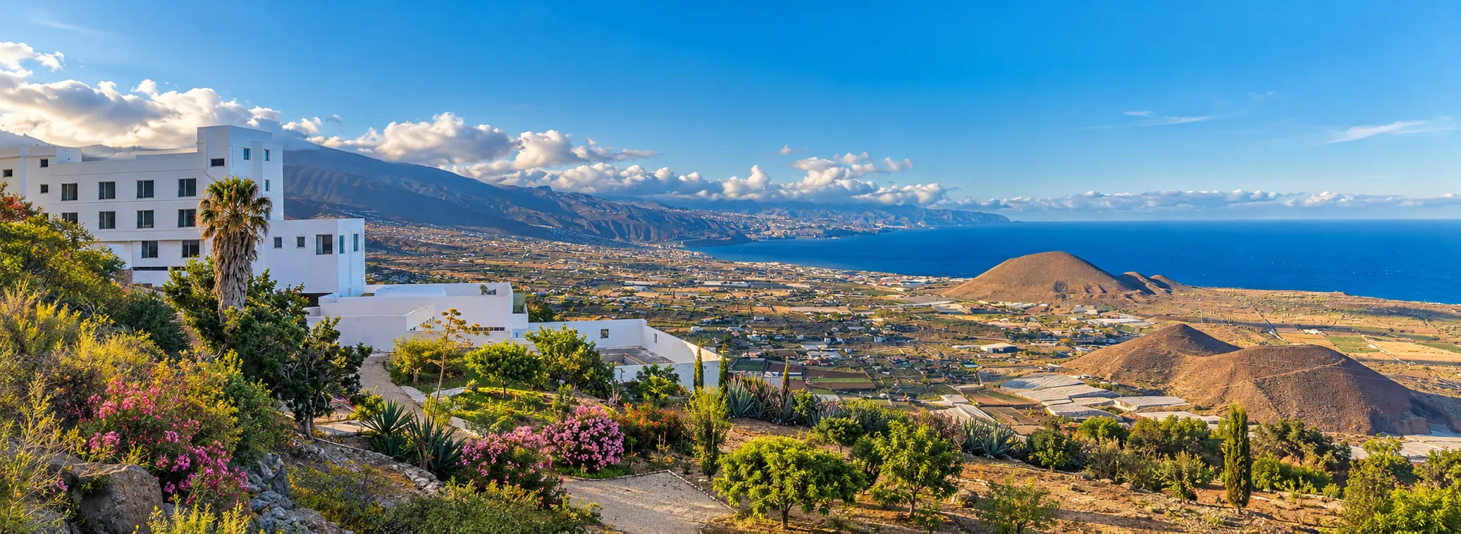 Panorama-Impression des Mirador de Marsil über dem Valle de Güímar mit Blick auf die Ostküste und den Atlantik