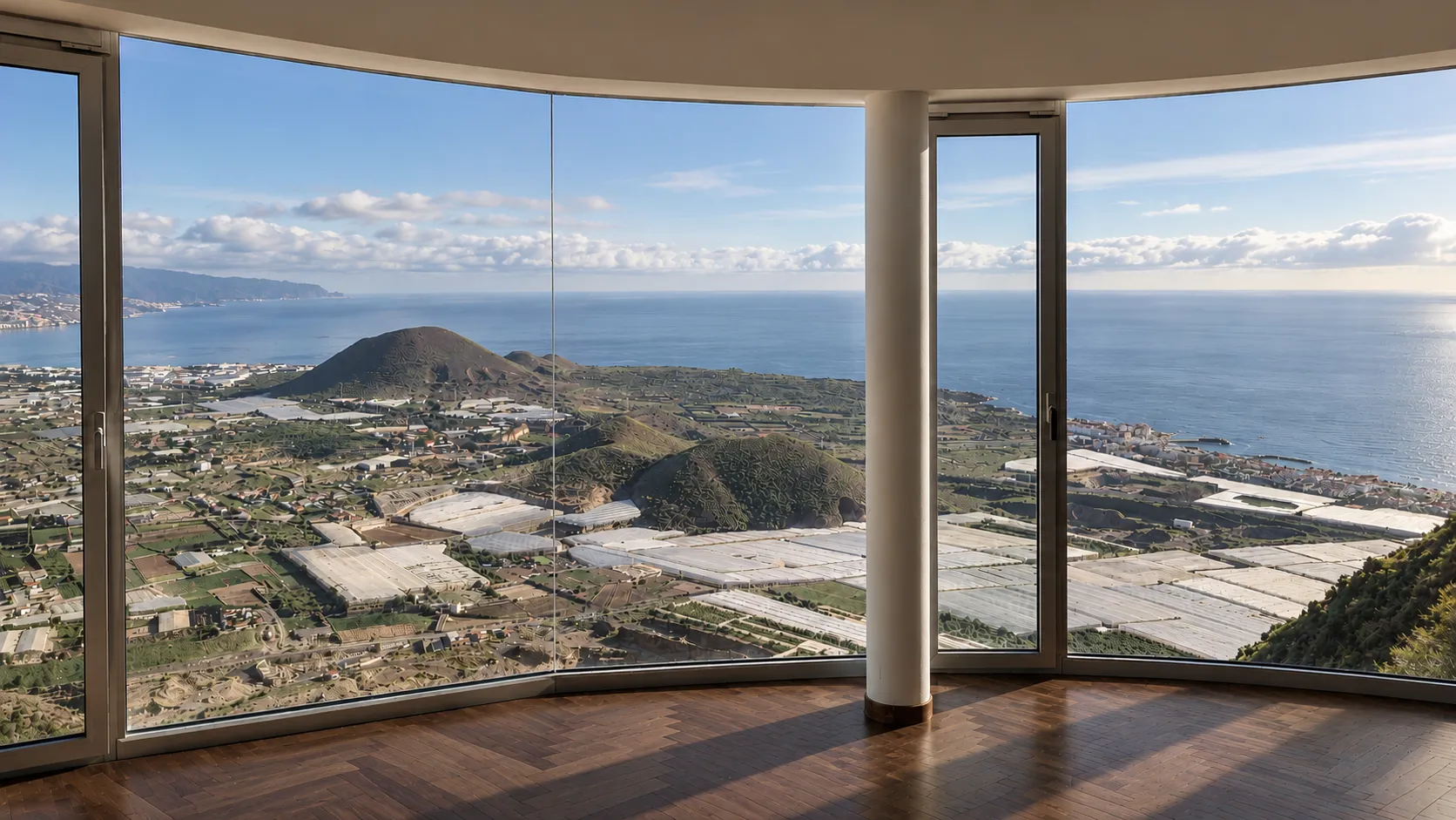 Heller Raum mit großer Panoramaverglasung und Blick über das Tal bis zum Atlantik