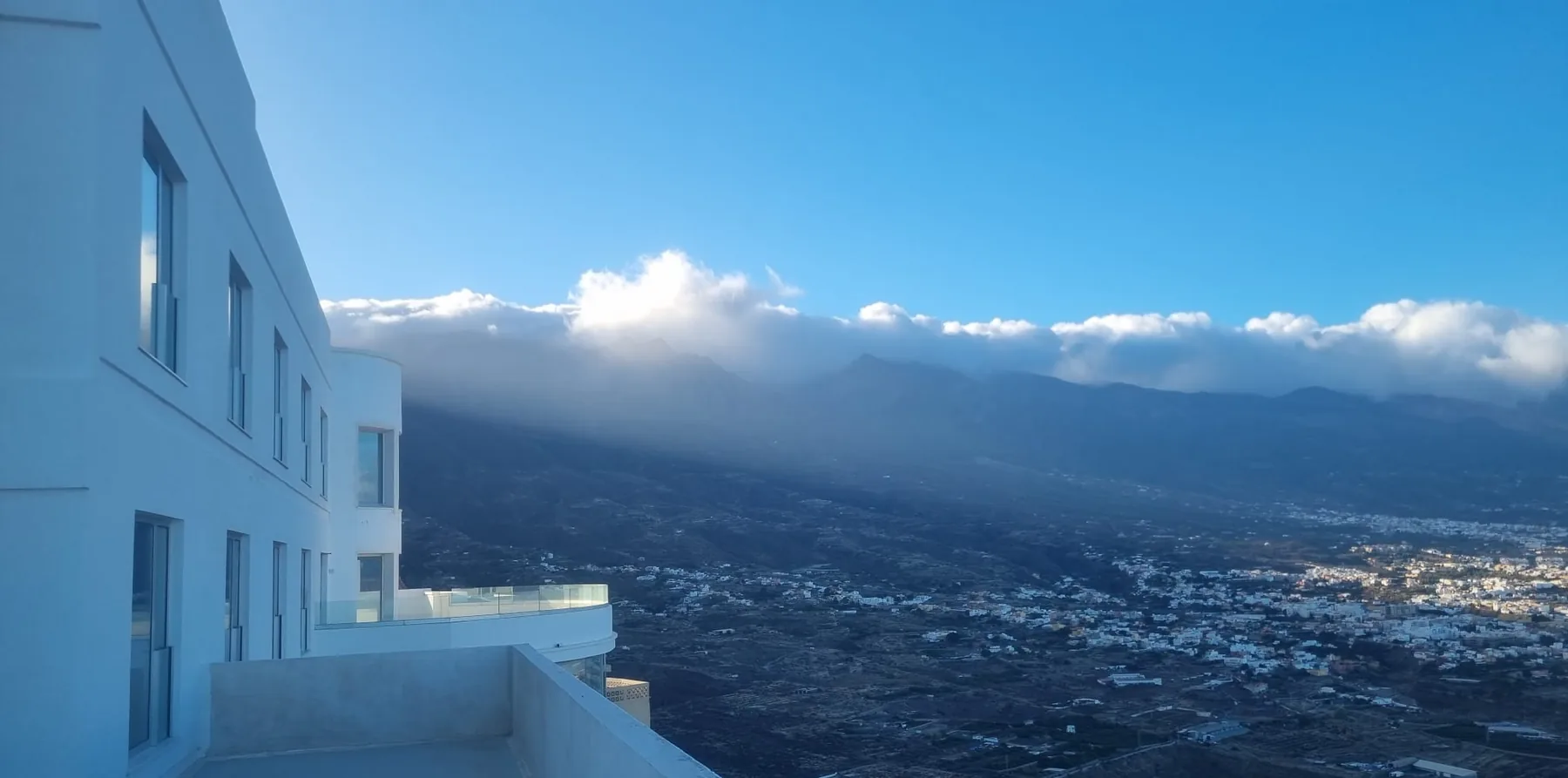 Terrasse des Hauses mit Blick über das Tal und die Berge