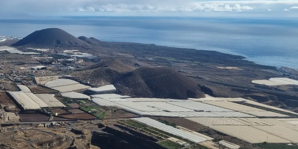 Vulkankegel und Atlantik an der Ostküste Teneriffas